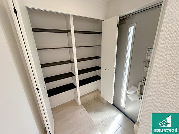 【玄関】シューズボックスにはたくさんの靴が収納できるので玄関周りはいつもスッキリ！ご家族が増えても安心！