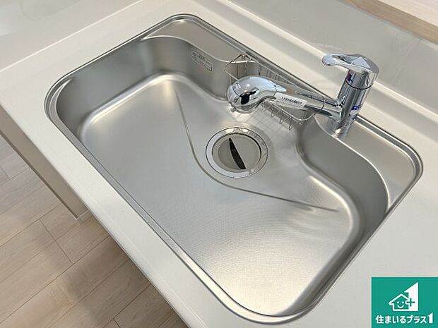 【キッチンシンク】蛇口の先端に浄水器を内蔵しています！原水と浄水、お湯と冷水、シャワーの切替えがワンタッチなので用途によって使い分けられます。