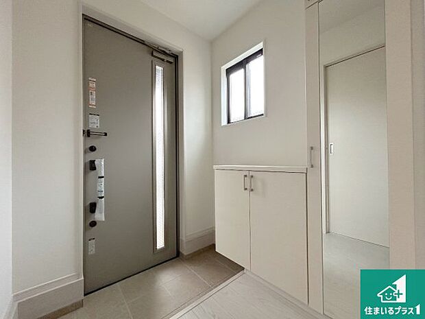 【玄関】シューズボックスにはたくさんの靴が収納できるので玄関周りはいつもスッキリ！ご家族が増えても安心！