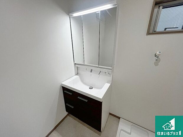 【独立洗面台】清潔感のある洗面台です。フラットな鏡は掃除がしやすく毎日清潔！鏡裏には収納があるのでスッキリとした洗面台が保てます。