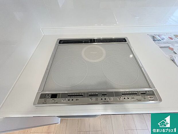 【コンロ】火を使わないので、安心なＩＨコンロ！でこぼこが無い構造なので、掃除もしやすく清潔に保てます！ 