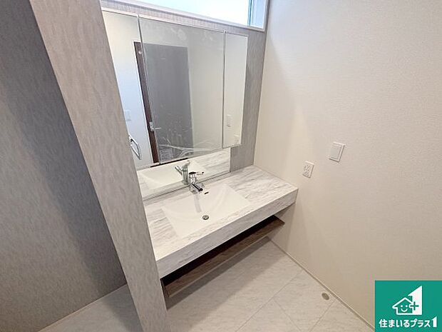 【独立洗面台】清潔感のある洗面台です。フラットな鏡は掃除がしやすく毎日清潔！鏡裏には収納があるのでスッキリとした洗面台が保てます。