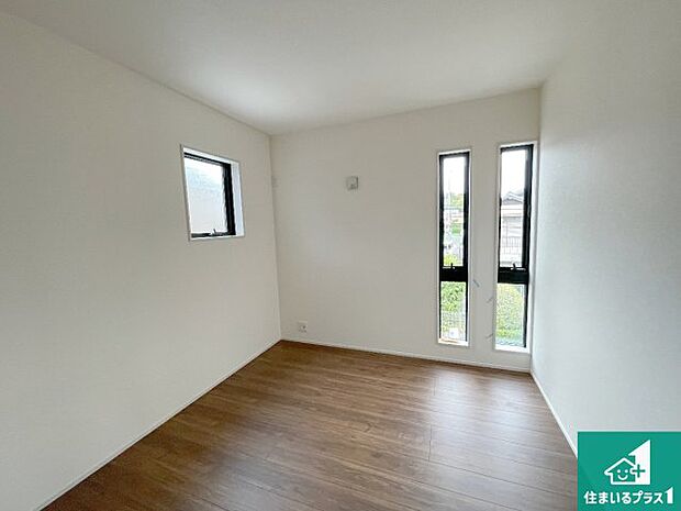 【洋室】シンプルな洋室は、自分好みのインテリアが楽しめます♪ご家族とインテリアや家具を選びに行くのは新築購入時の醍醐味の一つです。ぜひお楽しみください♪