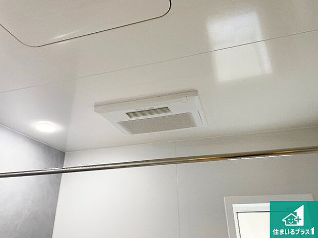 【浴室暖房乾燥機】四季を通して快適なバスライフをお手伝いする浴室暖房乾燥機！浴室の乾燥・暖房・涼風・換気はもちろん、２４時間換気にも対応！ 