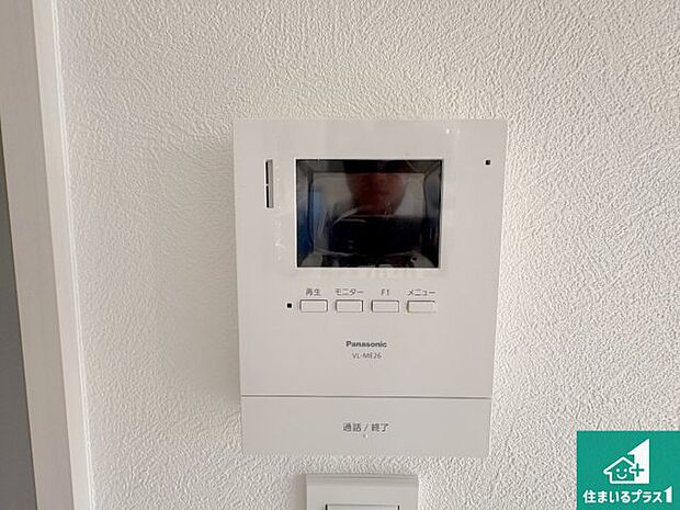 【カラーモニターインターホン】声だけでなく来訪者の姿や顔がモニターで確認できるので、小さなお子様がいらっしゃるご家庭でも安心できます！