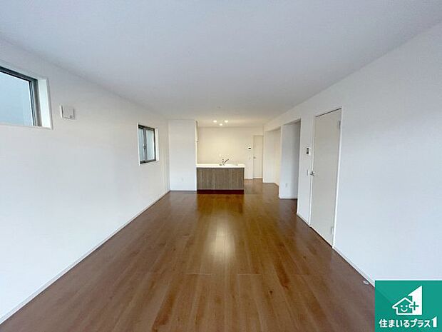 【居間・リビング】日当たり良好の明るいリビングで朝の目覚めもスッキリできそう！対面キッチンでご家族のコミュニケーションも自然と増える設計！小さなお子様が遊ぶスペースを作っても広々とくつろげるLDK！