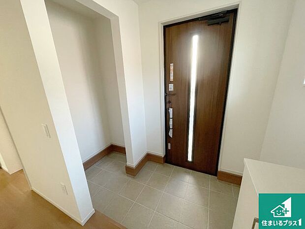 【玄関】シューズボックスにはたくさんの靴が収納できるので玄関周りはいつもスッキリ!ご家族が増えても安心!