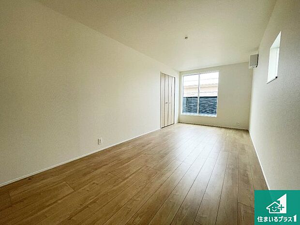 【洋室】シンプルな洋室は、自分好みのインテリアが楽しめます♪ご家族とインテリアや家具を選びに行くのは新築購入時の醍醐味の一つです。ぜひお楽しみください♪