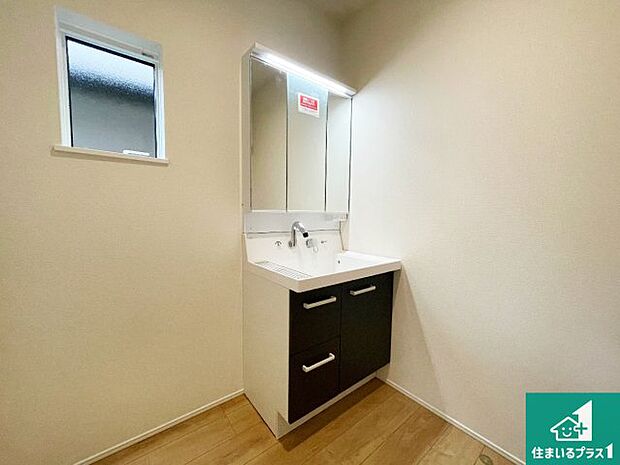【独立洗面台】清潔感のある洗面台です。フラットな鏡は掃除がしやすく毎日清潔！鏡裏には収納があるのでスッキリとした洗面台が保てます。