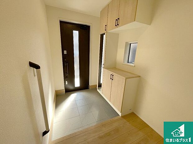 【玄関】シューズボックスにはたくさんの靴が収納できるので玄関周りはいつもスッキリ!ご家族が増えても安心!