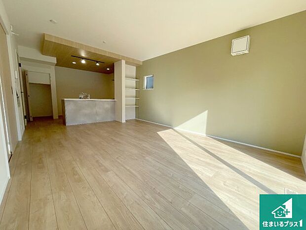 【居間・リビング】日当たり良好の明るいリビングで朝の目覚めもスッキリできそう!対面キッチンでご家族のコミュニケーションも自然と増える設計!小さなお子様が遊ぶスペースを作っても広々とくつろげるLDK!