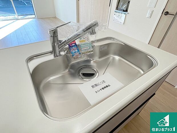【キッチンシンク】蛇口の先端に浄水器を内蔵しています!原水と浄水、お湯と冷水、シャワーの切替えがワンタッチなので用途によって使い分けられます。