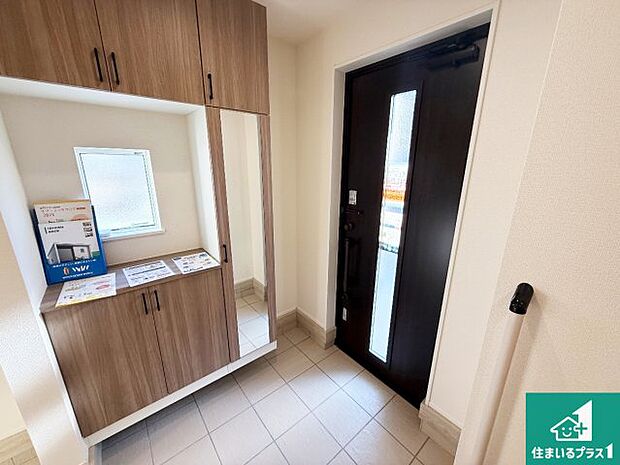 【玄関】シューズボックスにはたくさんの靴が収納できるので玄関周りはいつもスッキリ!ご家族が増えても安心!