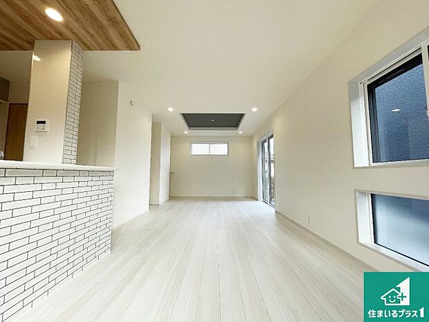 【居間・リビング】日当たり良好の明るいリビングで朝の目覚めもスッキリできそう!対面キッチンでご家族のコミュニケーションも自然と増える設計!小さなお子様が遊ぶスペースを作っても広々とくつろげるLDK!