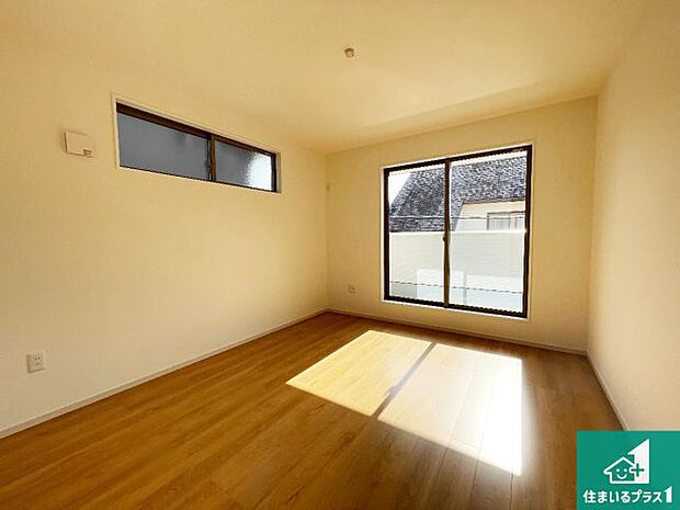 【洋室】シンプルな洋室は、自分好みのインテリアが楽しめます♪ご家族とインテリアや家具を選びに行くのは新築購入時の醍醐味の一つです。ぜひお楽しみください♪