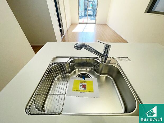 【キッチンシンク】蛇口の先端に浄水器を内蔵しています！原水と浄水、お湯と冷水、シャワーの切替えがワンタッチなので用途によって使い分けられます。