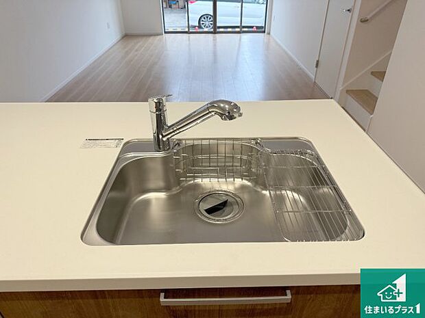 【キッチンシンク】蛇口の先端に浄水器を内蔵しています！原水と浄水、お湯と冷水、シャワーの切替えがワンタッチなので用途によって使い分けられます。