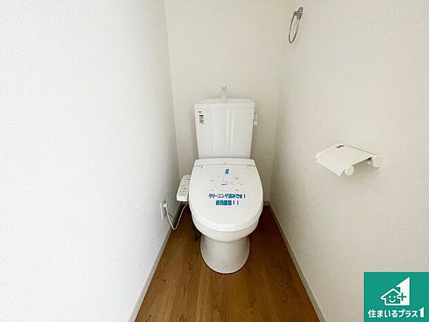 【トイレ】1・2階の2ヶ所にあるので、朝の忙しい時間の順番待ちもなく、深夜の利用にも大変便利です。