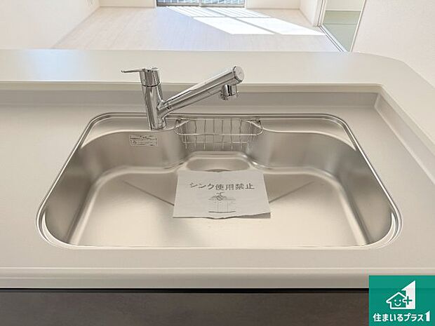 【キッチンシンク】蛇口の先端に浄水器を内蔵しています!原水と浄水、お湯と冷水、シャワーの切替えがワンタッチなので用途によって使い分けられます。