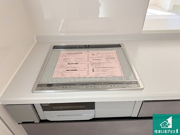 【コンロ】火を使わないので、安心なIHコンロ!でこぼこが無い構造なので、掃除もしやすく清潔に保てます!