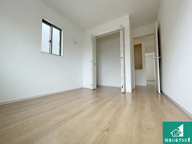 【洋室】シンプルな洋室は、自分好みのインテリアが楽しめます♪ご家族とインテリアや家具を選びに行くのは新築購入時の醍醐味の一つです。ぜひお楽しみください♪