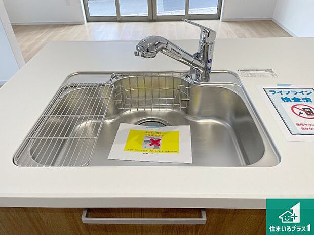 【キッチンシンク】蛇口の先端に浄水器を内蔵しています！原水と浄水、お湯と冷水、シャワーの切替えがワンタッチなので用途によって使い分けられます。