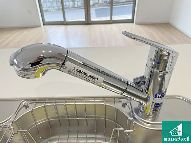 【キッチン水栓】浄水器を内蔵！炊飯時、お茶を作る時に安心してお水を使えます！お湯と冷水、浄水と原水、シャワーの切替えもワンタッチです！