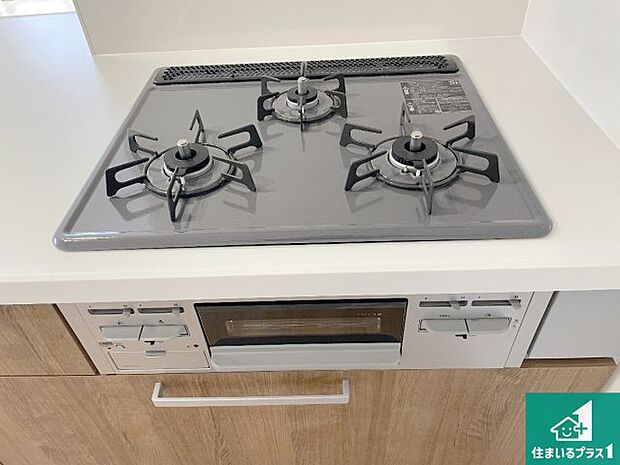 【コンロ】ダブル高火力Ｓｉセンサー付きコンロ！３口あるので、まとめて料理をする時も大活躍！