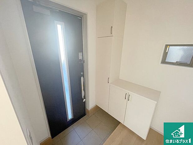 【玄関】シューズボックスにはたくさんの靴が収納できるので玄関周りはいつもスッキリ！ご家族が増えても安心！