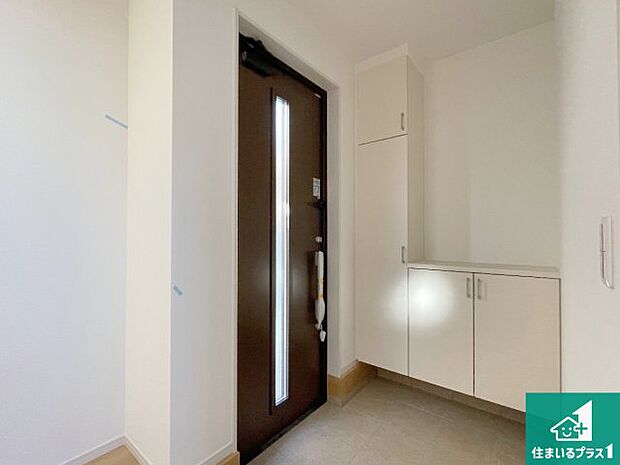 【玄関】シューズボックスにはたくさんの靴が収納できるので玄関周りはいつもスッキリ！ご家族が増えても安心！