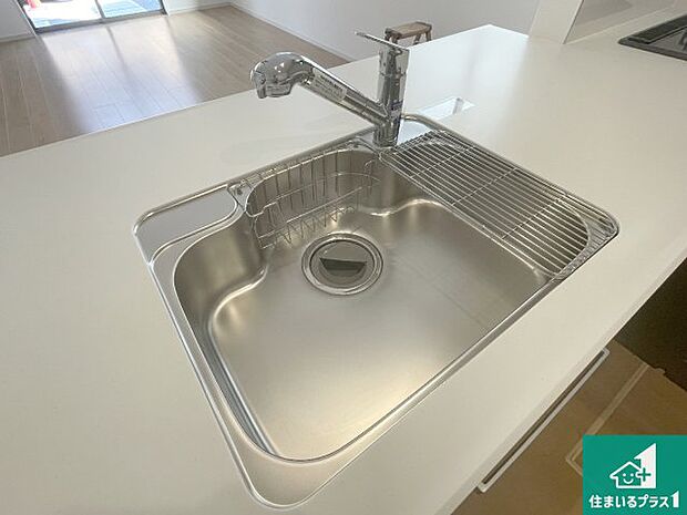【キッチンシンク】蛇口の先端に浄水器を内蔵しています！原水と浄水、お湯と冷水、シャワーの切替えがワンタッチなので用途によって使い分けられます。