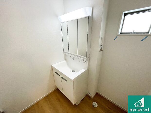 【独立洗面台】清潔感のある洗面台です。フラットな鏡は掃除がしやすく毎日清潔！鏡裏には収納があるのでスッキリとした洗面台が保てます。