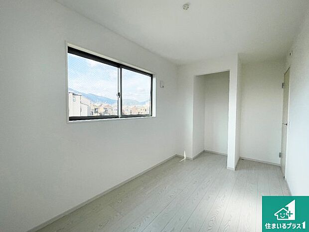 【洋室】シンプルな洋室は、自分好みのインテリアが楽しめます♪ご家族とインテリアや家具を選びに行くのは新築購入時の醍醐味の一つです。ぜひお楽しみください♪