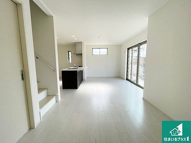 【居間・リビング】日当たり良好の明るいリビングで朝の目覚めもスッキリできそう！対面キッチンでご家族のコミュニケーションも自然と増える設計！小さなお子様が遊ぶスペースを作っても広々とくつろげるLDK！