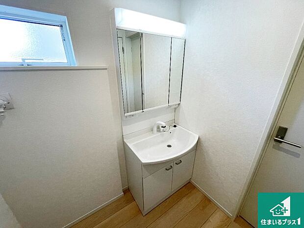 【独立洗面台】清潔感のある洗面台です。フラットな鏡は掃除がしやすく毎日清潔！鏡裏には収納があるのでスッキリとした洗面台が保てます。