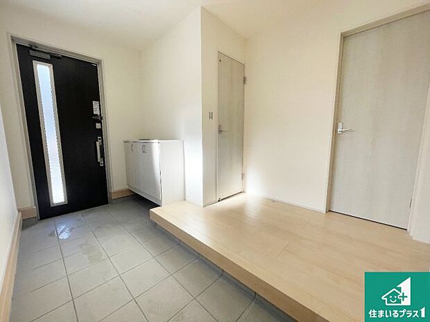 【玄関】シューズボックスにはたくさんの靴が収納できるので玄関周りはいつもスッキリ！ご家族が増えても安心！