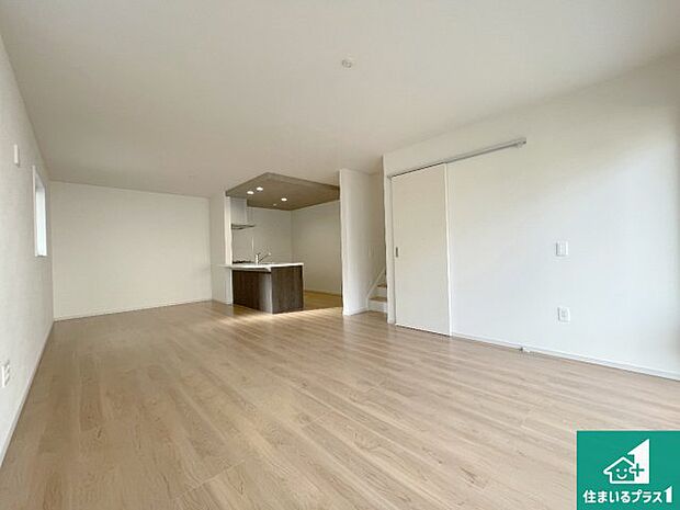 【居間・リビング】日当たり良好の明るいリビングで朝の目覚めもスッキリできそう！対面キッチンでご家族のコミュニケーションも自然と増える設計！小さなお子様が遊ぶスペースを作っても広々とくつろげるLDK！