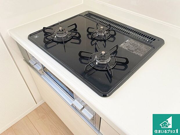 【コンロ】ダブル高火力Ｓｉセンサー付きコンロ！３口あるので、まとめて料理をする時も大活躍！