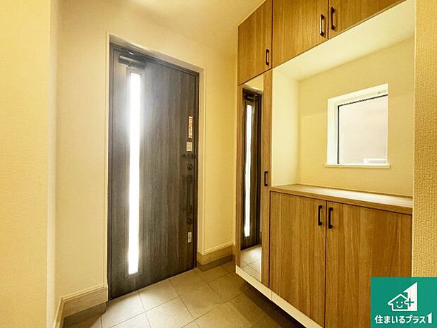 【玄関】シューズボックスにはたくさんの靴が収納できるので玄関周りはいつもスッキリ！ご家族が増えても安心！