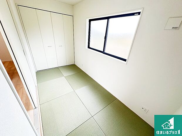 【和室】一室あると便利な和室は客間としてだけでなく、小さなお子様のプレイルームや食後のくつろぎスペースとしてもご利用いただけます。収納もついていますので大活躍間違いなし！