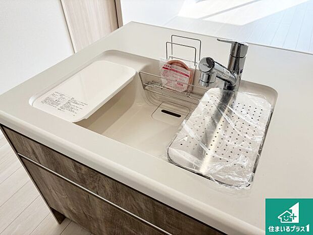 【キッチンシンク】蛇口の先端に浄水器を内蔵しています！原水と浄水、お湯と冷水、シャワーの切替えがワンタッチなので用途によって使い分けられます。