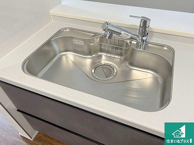 【キッチンシンク】蛇口の先端に浄水器を内蔵しています！原水と浄水、お湯と冷水、シャワーの切替えがワンタッチなので用途によって使い分けられます。