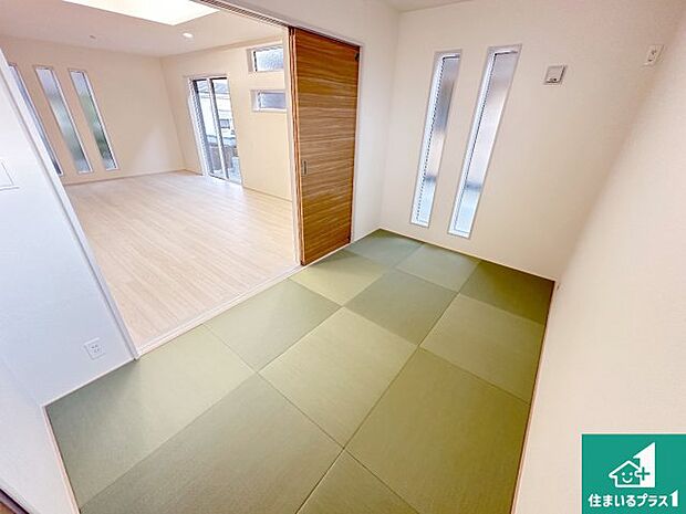 【和室】一室あると便利な和室は客間としてだけでなく、小さなお子様のプレイルームや食後のくつろぎスペースとしてもご利用いただけます。収納もついていますので大活躍間違いなし！