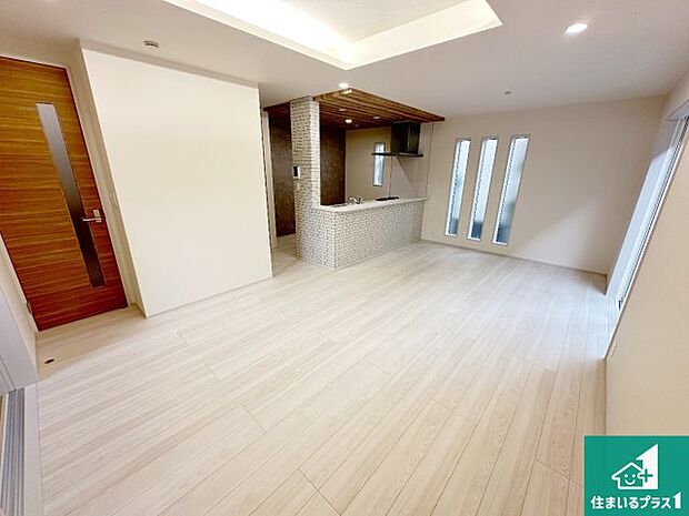 【居間・リビング】日当たり良好の明るいリビングで朝の目覚めもスッキリできそう！対面キッチンでご家族のコミュニケーションも自然と増える設計！小さなお子様が遊ぶスペースを作っても広々とくつろげるLDK！