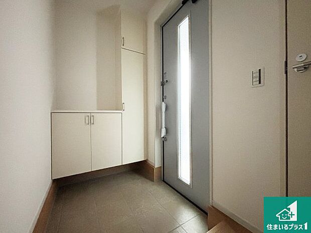 【玄関】シューズボックスにはたくさんの靴が収納できるので玄関周りはいつもスッキリ！ご家族が増えても安心！