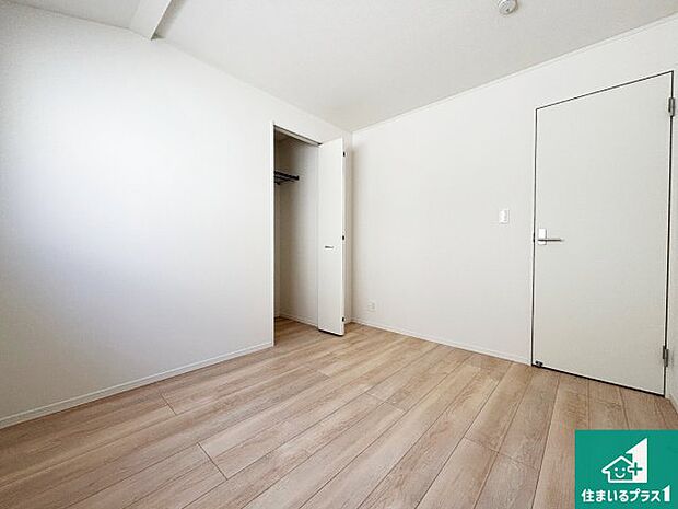 【洋室】収納スペースが充実しているので子供の成長に合わせてたくさん収納ができます！家族構成に合わせた様々な活用ができる収納！