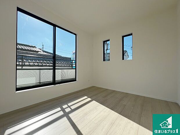 【洋室】シンプルな洋室は、自分好みのインテリアが楽しめます♪ご家族とインテリアや家具を選びに行くのは新築購入時の醍醐味の一つです。ぜひお楽しみください♪