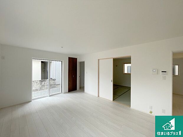 【居間・リビング】日当たり良好の明るいリビングで朝の目覚めもスッキリできそう！対面キッチンでご家族のコミュニケーションも自然と増える設計！小さなお子様が遊ぶスペースを作っても広々とくつろげるLDK！