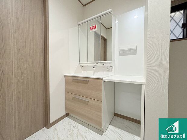 【独立洗面台】清潔感のある洗面台です。フラットな鏡は掃除がしやすく毎日清潔!鏡裏には収納があるのでスッキリとした洗面台が保てます。