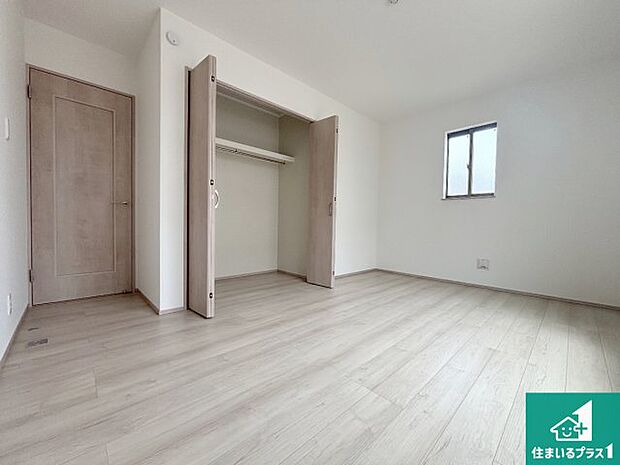 【洋室】シンプルな洋室は、自分好みのインテリアが楽しめます♪ご家族とインテリアや家具を選びに行くのは新築購入時の醍醐味の一つです。ぜひお楽しみください♪